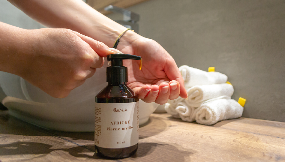 Africke tekute cierne mydlo s rukami v kupelni